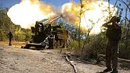 Ukrainische Soldaten feuern eine Panzerhaubitze auf russische Stellungen an der Frontlinie in der Region Saporischschja. Während dort der reale Krieg tobt, schreitet auch in der   Diplomatie der Friedensprozess nicht voran.