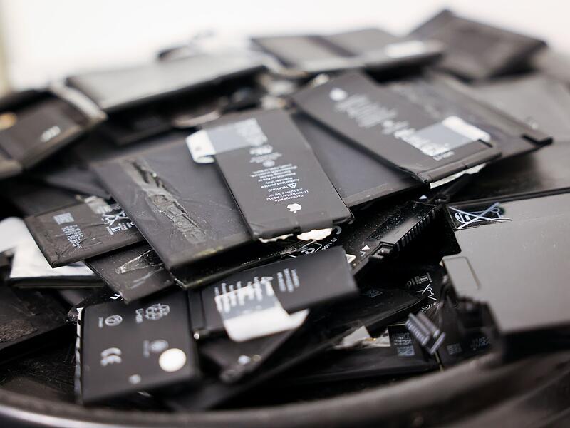 Alte Akkus von Smartphones und Tabletcomputern