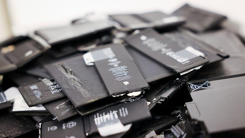 Alte Akkus von Smartphones und Tabletcomputern
