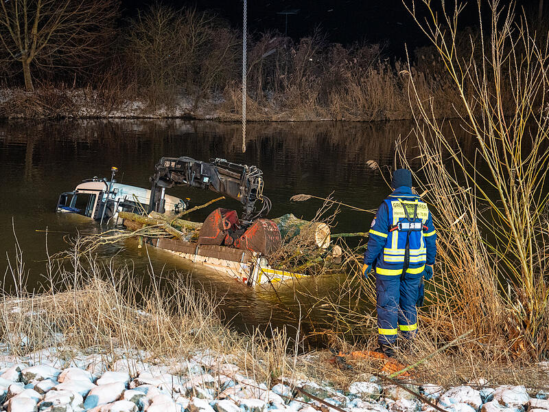 Lkw versinkt in Fluss - Großeinsatz wegen BergungGroße Bergungsaktion: Lkw versinkt in Fluss Lkw versinkt in Fluss - Großeinsatz wegen BergungGroße Bergungsaktion: Lkw versinkt in Fluss