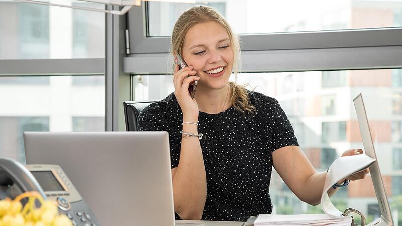 Der Nachwuchs kann es sich mittlerweile aussuchen, für wen er arbeitet. Für viele Unternehmen bedeutet das: Sie müssen den jungen Leuten attraktive Angebote machen.