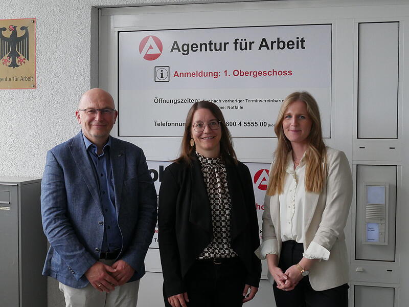 Hans-Wilhelm Rabeler, Sabine Schloder und Alina Valentin vor der Agentur f&uuml;r Arbeit Bad Kissingen.
