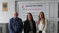 Hans-Wilhelm Rabeler, Sabine Schloder und Alina Valentin vor der Agentur f&uuml;r Arbeit Bad Kissingen.