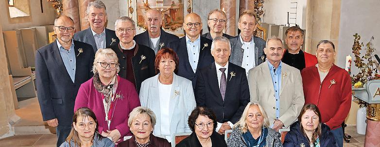 Goldene Konfirmation (1975) haben begangen (1. Reihe, von links) Christa Ramming, Elke Büchner, Jutta Aumüller, Marina Walder, Christine Scholz sowie (2. Reihe) Martina Meister, Marina Baumann, Klaus Muhr, Waldemar Gruber und Stephan Vetter sowie ... Goldene Konfirmation (1975) haben begangen (1. Reihe, von links) Christa Ramming, Elke Büchner, Jutta Aumüller, Marina Walder, Christine Scholz sowie (2. Reihe) Martina Meister, Marina Baumann, Klaus Muhr, Waldemar Gruber und Stephan Vetter sowie ...