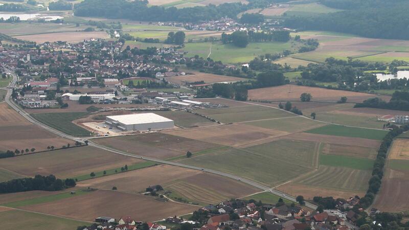 Das neue Gewerbegebiet &bdquo;Ebensfeld Nord III&ldquo; soll &uuml;ber die Bayernstra&szlig;e  unweit der bestehenden Halle der Firma Systeam (Mitte links)  an die Staatsstra&szlig;e 2197 angebunden werden. Das Gewerbegebiet wird auf dem Areal zwischen Ebensfeld (im Bild hint...