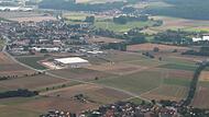 Das neue Gewerbegebiet „Ebensfeld Nord III“ soll über die Bayernstraße  unweit der bestehenden Halle der Firma Systeam (Mitte links)  an die Staatsstraße 2197 angebunden werden. Das Gewerbegebiet wird auf dem Areal zwischen Ebensfeld (im Bild hint...