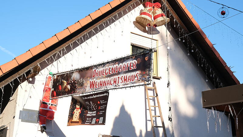 Die Aufbauarbeiten für das beliebte Drügendorfer Weihnachtshaus bei Forchheim laufen auf Hochtouren.