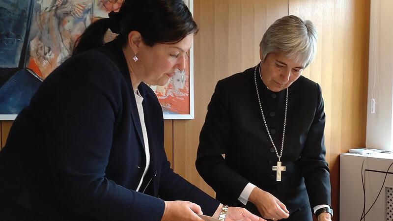 Auch in der Stadt Kronach war Regionalbisch&ouml;fin Dorothea Greiner (r.) zu Gast und suchte das Gespr&auml;ch mit B&uuml;rgermeisterin Angela Hofmann.