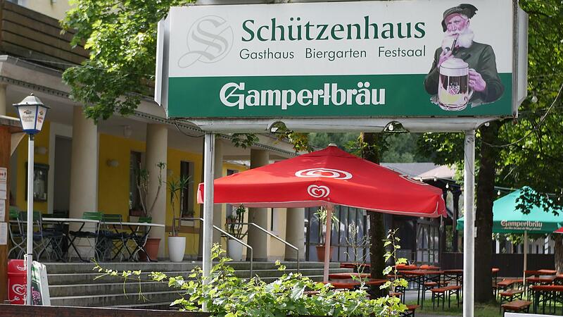 Faschingspartys, Hochzeiten, Feiern: Im Festsaal des Kronacher Schützenhauses ist normalerweise viel los. Doch jetzt wollen die Wirtinnen aufhören. Faschingspartys, Hochzeiten, Feiern: Im Festsaal des Kronacher Schützenhauses ist normalerweise viel los. Doch jetzt wollen die Wirtinnen aufhören.