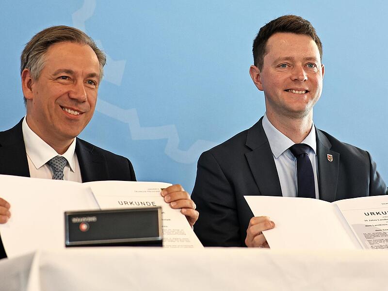 Die Landr&auml;te Alexander Tritthart (links) und Johann Waschnewski bekr&auml;ftigen mit der feierlichen &Uuml;bergabe der Partnerschaftsurkunden die enge Freundschaft zwischen Erlangen-H&ouml;chstadt und dem Saale-Holzland-Kreis.