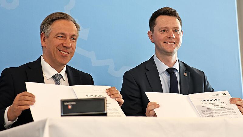 Die Landr&auml;te Alexander Tritthart (links) und Johann Waschnewski bekr&auml;ftigen mit der feierlichen &Uuml;bergabe der Partnerschaftsurkunden die enge Freundschaft zwischen Erlangen-H&ouml;chstadt und dem Saale-Holzland-Kreis.