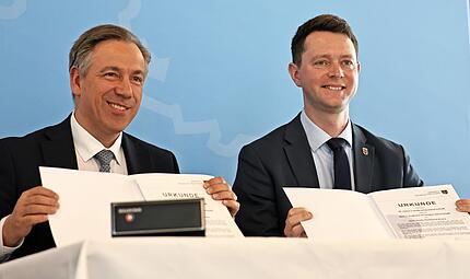 Die Landr&auml;te Alexander Tritthart (links) und Johann Waschnewski bekr&auml;ftigen mit der feierlichen &Uuml;bergabe der Partnerschaftsurkunden die enge Freundschaft zwischen Erlangen-H&ouml;chstadt und dem Saale-Holzland-Kreis.