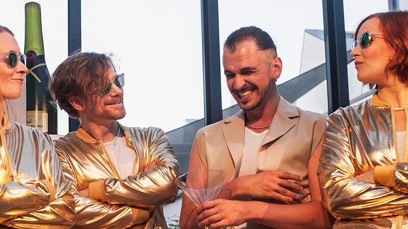 Der gro&szlig;e Gatsby gedrittelt mit Nick Carraway (Martin Habermeyer, 3. v. li.): (v. li.) Rebekka Herl, Benjamin Bochmann, Laura Mann