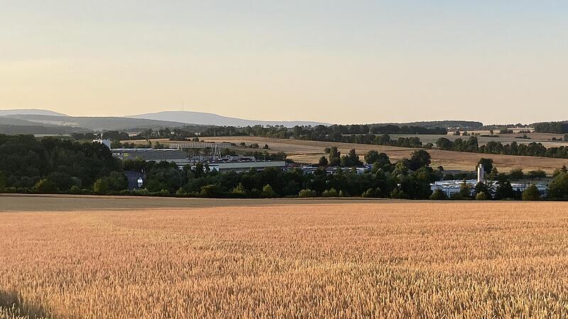 Die Stadt sucht in Albertshausen nach einer Fläche für ein Gewerbegebiet: Hier könnte es entstehen (Blick auf das bestehende Industriegebiet).
