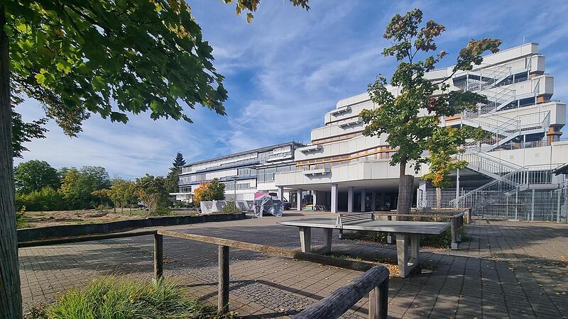 Dort, wo fr&uuml;her das Berufsschulgeb&auml;ude stand, soll nun  der Erg&auml;nzungsbau entstehen.