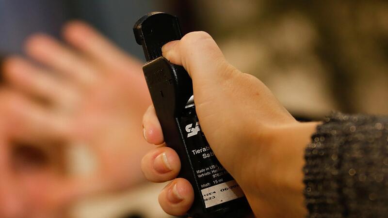 Mit Pfefferspray angegriffen wurden zwei Redwitzer am XX in ihrer Wohnung.