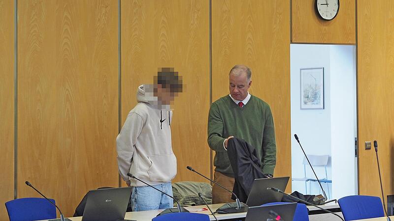 Ein 20-jähriger Mann – hier mit seinem Verteidiger Albrecht Freiherr von Imhoff – musste sich vor der Ersten Großen Jugendkammer des Landgerichts wegen verantworten. Er hatte bei einer Schlägerei auf dem Coburger Frühlingsfest 2023 einen Kontrahen... Ein 20-jähriger Mann – hier mit seinem Verteidiger Albrecht Freiherr von Imhoff – musste sich vor der Ersten Großen Jugendkammer des Landgerichts wegen verantworten. Er hatte bei einer Schlägerei auf dem Coburger Frühlingsfest 2023 einen Kontrahen...