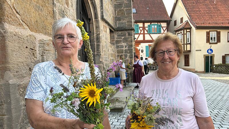 Mariä Himmelfahrt in Seßlach im Landkreis Coburg: Hier Christiane Schineller (links) und Maria Trinkerl, die mit ihrem christlichen Frauenkreis einhundert Kräuterbüschel gebunden haben.