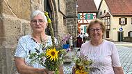 Mariä Himmelfahrt in Seßlach im Landkreis Coburg Mariä Himmelfahrt in Seßlach im Landkreis Coburg: Hier Christiane Schineller (links) und Maria Trinkerl, die mit ihrem christlichen Frauenkreis einhundert Kräuterbüschel gebunden haben.