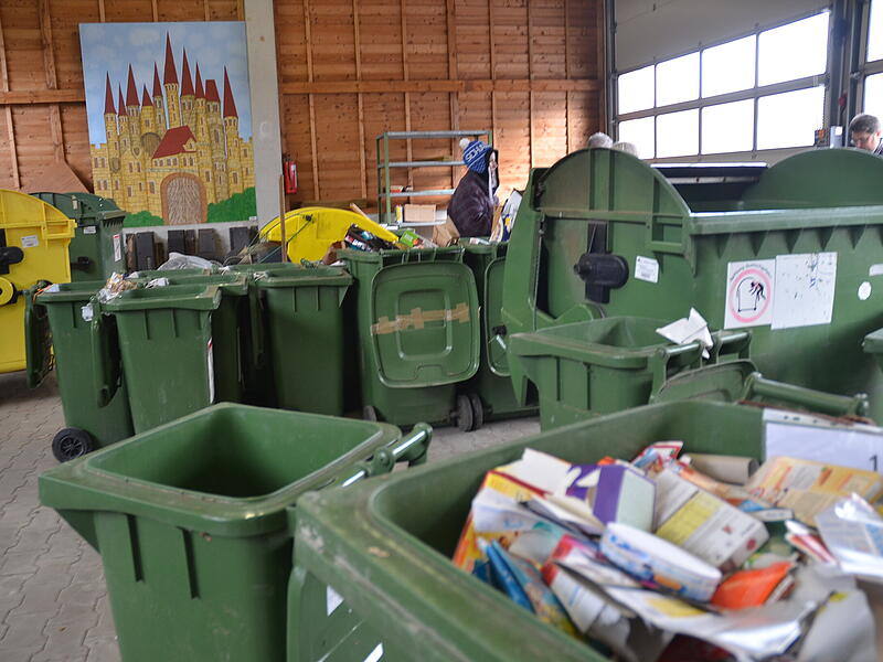 Papier und Pappe werden in der grünen Tonne gesammelt und bieten einen wichtigen Anteil an Wertstoffrecycling.