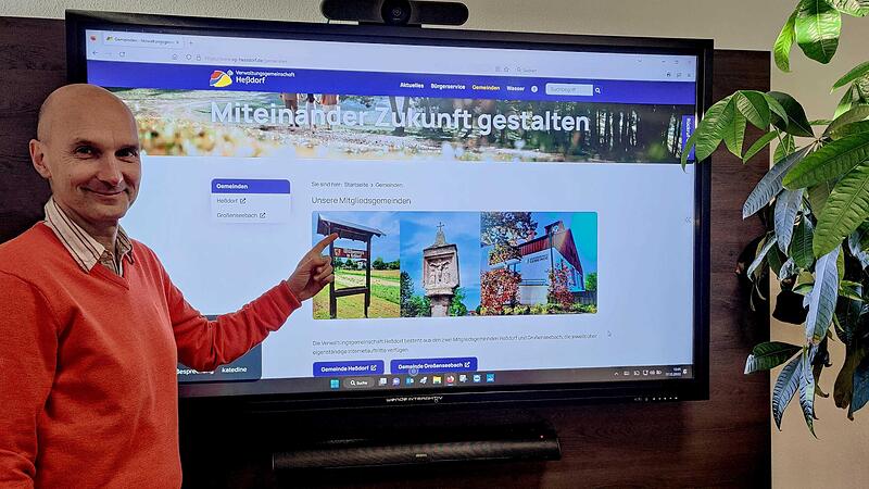 Der Großenseebacher Bürgermeister Jürgen Jäkel präsentioert die neue Homepage.