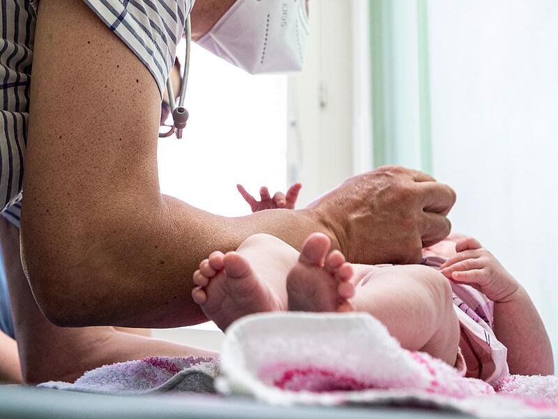 Ein Kinderarzt verabreicht einem Kleinkind eine Impfung.