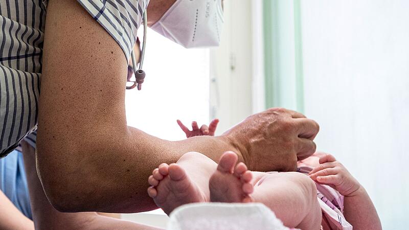 Ein Kinderarzt verabreicht einem Kleinkind eine Impfung.