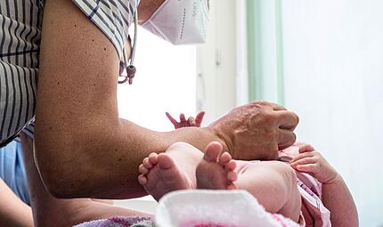 Ein Kinderarzt verabreicht einem Kleinkind eine Impfung.