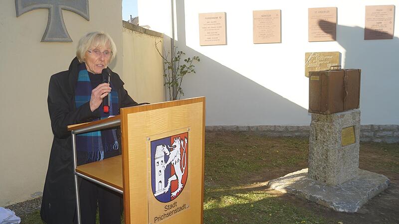 Benita Stolz, Vorsitzende des Vereins DenkOrt Deportation, ist voll des Lobes &uuml;ber den w&uuml;rdigen Platz des Koffers in Prichsenstadt.