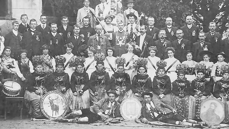 Die Schützengesellschaft Andreas Hofer bei ihrer Fahnenweihe im Jahr 1912.Forchheim & Fränkische Schweiz