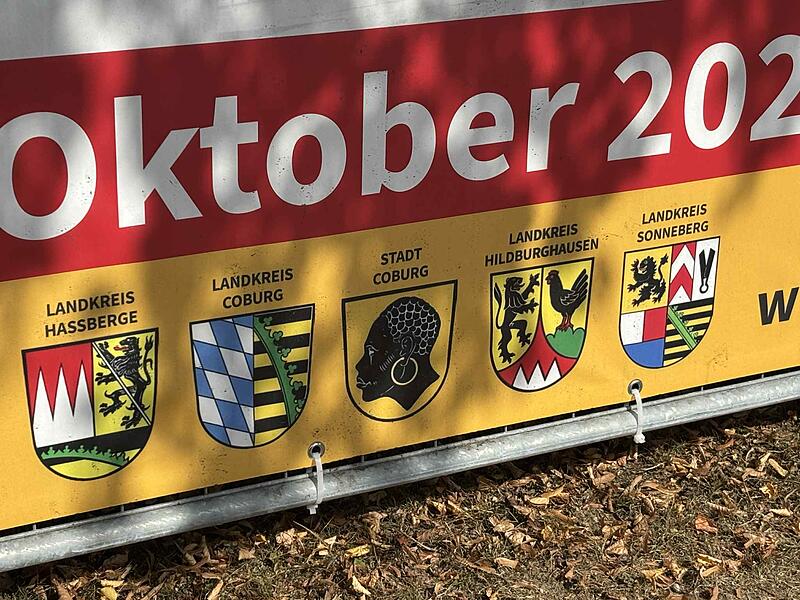 Mit erneuerten Plakaten wird jetzt für die Einheitsfeier in Ummerstadt geworben.