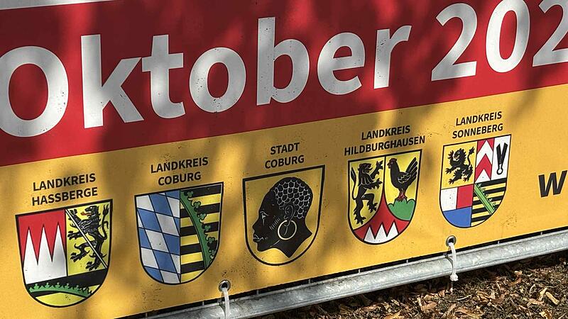 Mit erneuerten Plakaten wird jetzt f&uuml;r die Einheitsfeier in Ummerstadt geworben.