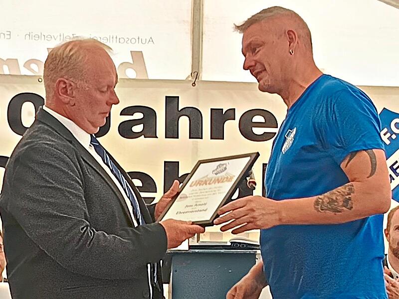 Zum Ehrenvorsitzenden für langjährige Dienste als Vorsitzender wurde Jens Arnold (rechts) ernannt – hier mit dem heutigen Vorsitzenden Martin Bittruf. Zum Ehrenvorsitzenden für langjährige Dienste als Vorsitzender wurde Jens Arnold (rechts) ernannt – hier mit dem heutigen Vorsitzenden Martin Bittruf.