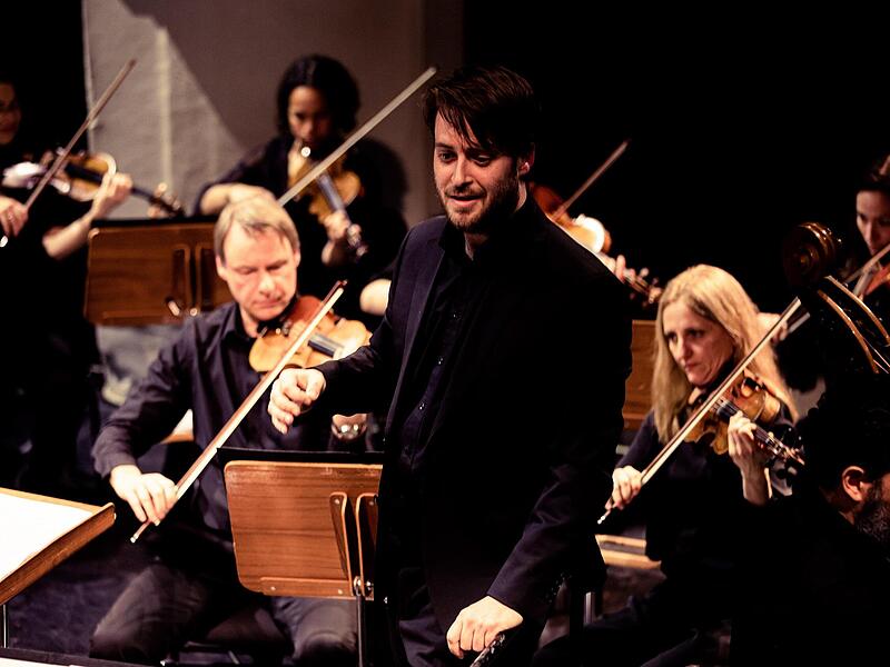 Generalmusikdirektor Daniel Carter leitet nicht nur das Philharmonische Orchester des Landestheaters Coburg, sondern moderiert auch das Klassik-Open-Air. Termin: Samstag, 1. Juli, im Rosengarten – der Eintritt ist frei. Generalmusikdirektor Daniel Carter leitet nicht nur das Philharmonische Orchester des Landestheaters Coburg, sondern moderiert auch das Klassik-Open-Air. Termin: Samstag, 1. Juli, im Rosengarten – der Eintritt ist frei.