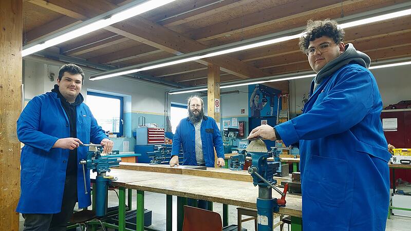 Lukas (links) und Florian sind Auszubildende im Fachbereich Metall im Kolping-Bildungszentrum Bamberg.