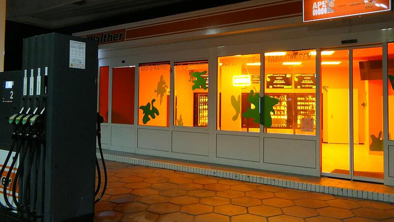 Ganz in Orange gehalten, zieht der Automaten-Kiosk vor allem am Abend die Blicke auf sich.