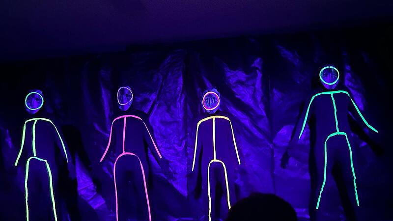 Die Wermerichshäuser Jungs als „Neon Stickmans“. Die Wermerichshäuser Jungs als „Neon Stickmans“.
