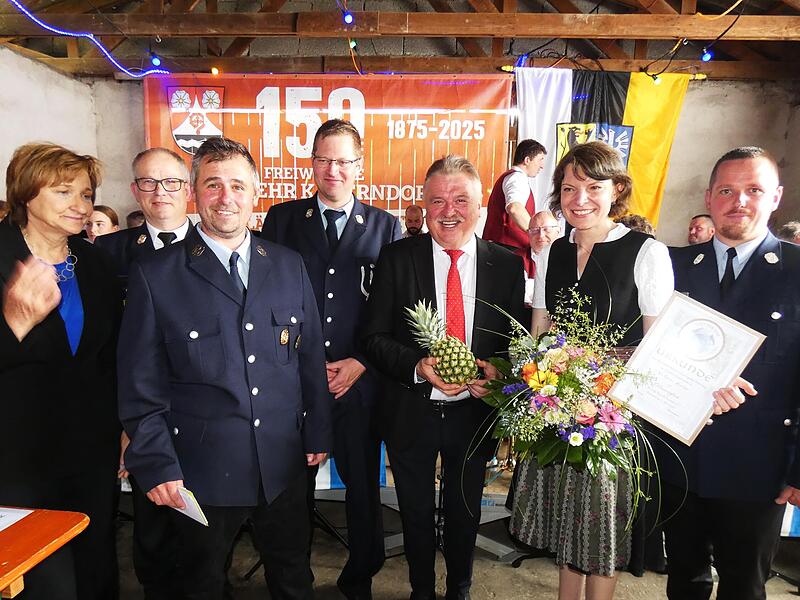 Bundestagsabgeordnete Emmi Zeulner wurde bei der Jubiläumsfeier der Freiwilligen Feuerwehr Kauerndorf als Schirmherrin mit der Ehrenmitgliedschaft der Feuerwehr ausgezeichnet. Von links Bürgermeisterin Anita Sack, KBI Jochen Lauterbach, Vorsitzend...