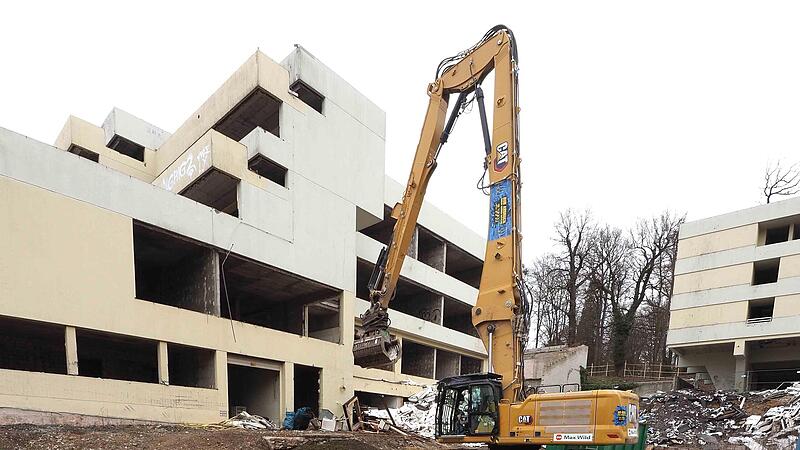 Auf diesem Bild stehen noch beide Gebäude des ehemaligen DSZ in Coburg – in unserem Video ist zu sehen, wie das eine inzwischen schon zum Teil verschwunden ist. Auf diesem Bild stehen noch beide Gebäude des ehemaligen DSZ in Coburg – in unserem Video ist zu sehen, wie das eine inzwischen schon zum Teil verschwunden ist.