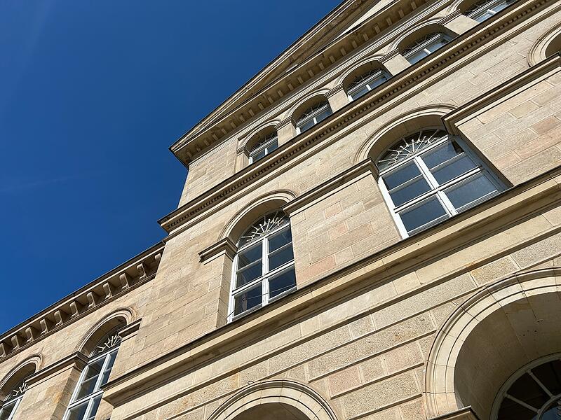 Coburger LandestheaterKetten am Coburger Landestheater Das Coburger Landestheater soll saniert werden. In welcher Form? - Daran erhitzen sich gerade die Gemüter.
