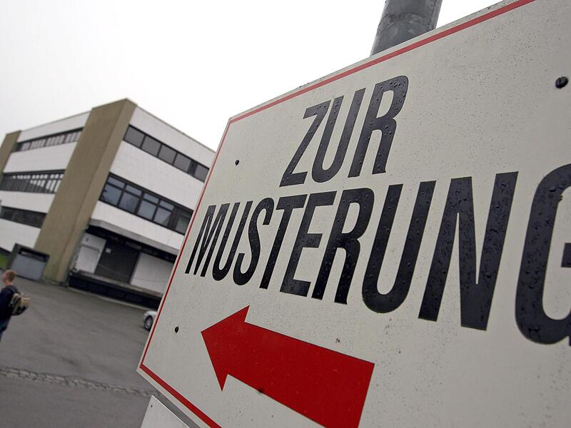 Am 30. Juni 2011 endete in Deutschland die Wehrpflicht.   Jetzt streitet man über die Art der Wiedereinführung.