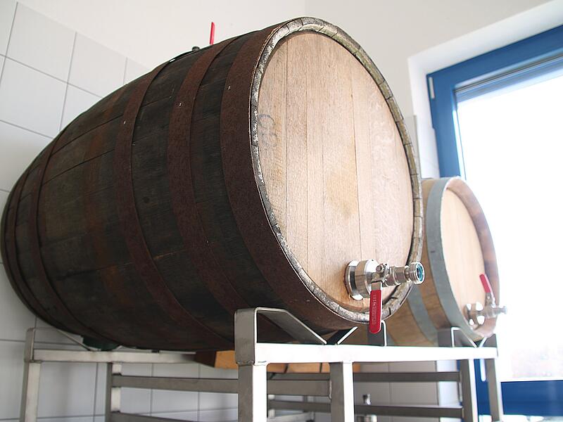 Brauwettbewerb am Institut Romeis In der Institutsbrauerei lagern auch massive Holzfässer.