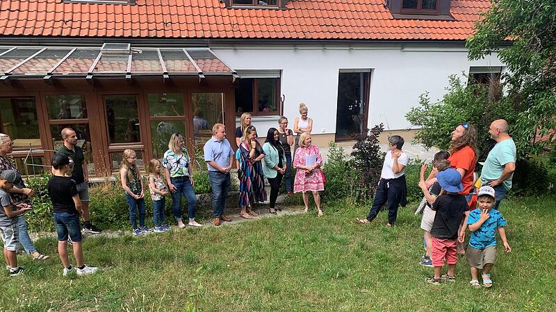 Die Kinder der Grundschule Poppenlauer mit Eltern, Lehrern und B&uuml;rgermeister (links) treffen Kinder und Erzieher der Knopfkiste im Garten des M&uuml;rschter Kinderhauses. Dessen Bewohner kamen sp&auml;ter noch hinzu.