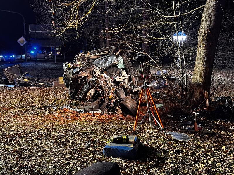 Schwerer Unfall auf der B2 bei Nürnberg: Fahrer eingeklemmt und schwer verletztForchheim & Fränkische Schweiz Schwerer Unfall auf der B2 bei Nürnberg: Fahrer eingeklemmt und schwer verletztForchheim & Fränkische Schweiz