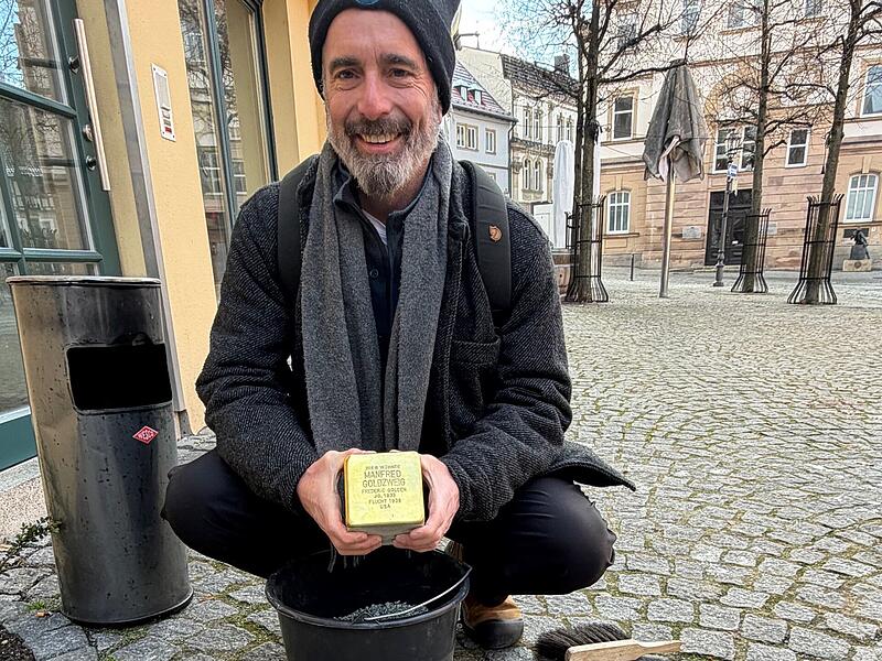 Zu Ehren seines Vaters setzt David Golden einen  Gedenkstein vor dem ehemaligen Gesch&auml;ft der Familie Weiss-Goldzweig in der Spitalgasse 2.