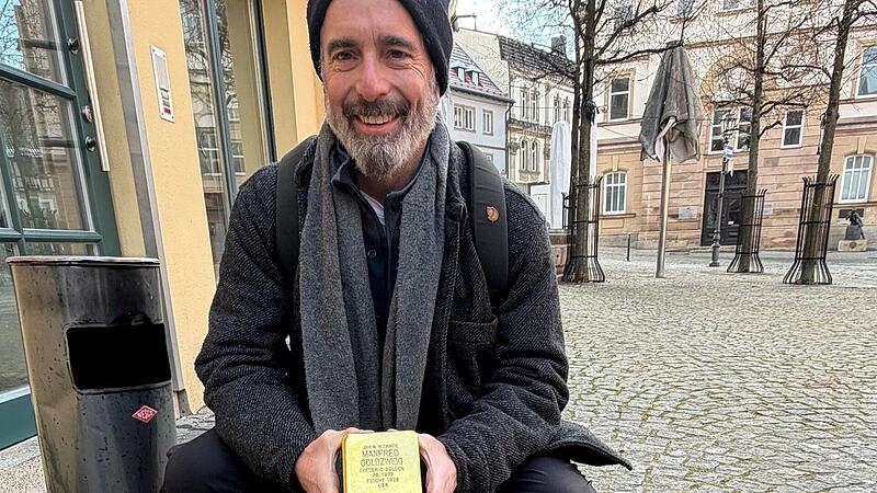 Zu Ehren seines Vaters setzt David Golden einen  Gedenkstein vor dem ehemaligen Gesch&auml;ft der Familie Weiss-Goldzweig in der Spitalgasse 2.