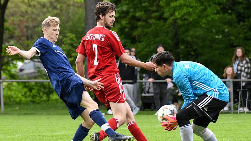 Noch hat Andreas Bruchmann (Mitte, gegen die Sylbacher Nikolaus Wesner und Keeper Paul Simon) Kreisklassen-Fußball mit der SG Stettfeld/Steinbach im Blick. In Zukunft soll aber der Kegelsport in den Fokus rücken.