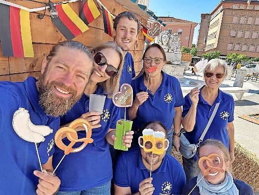 Vor Festbeginn hat das Team des Komitees am Stand in Massa die „Selfie“-Ecke ausprobiert.