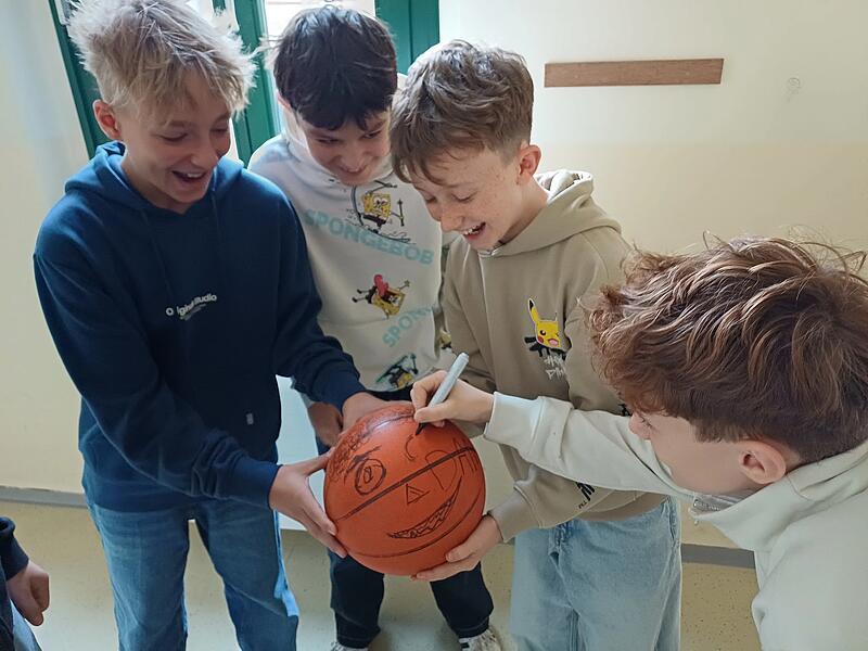 Mobbing kann auf den ersten Blick ganz harmlos beginnen - wie in der hier nachgestellten Szene mit dem Bemalen eines Balls.