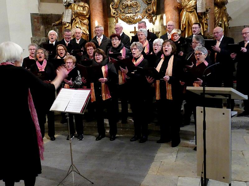 Der Gesangverein Himmelkron unter dem sicheren Dirigat von Renate Palder.